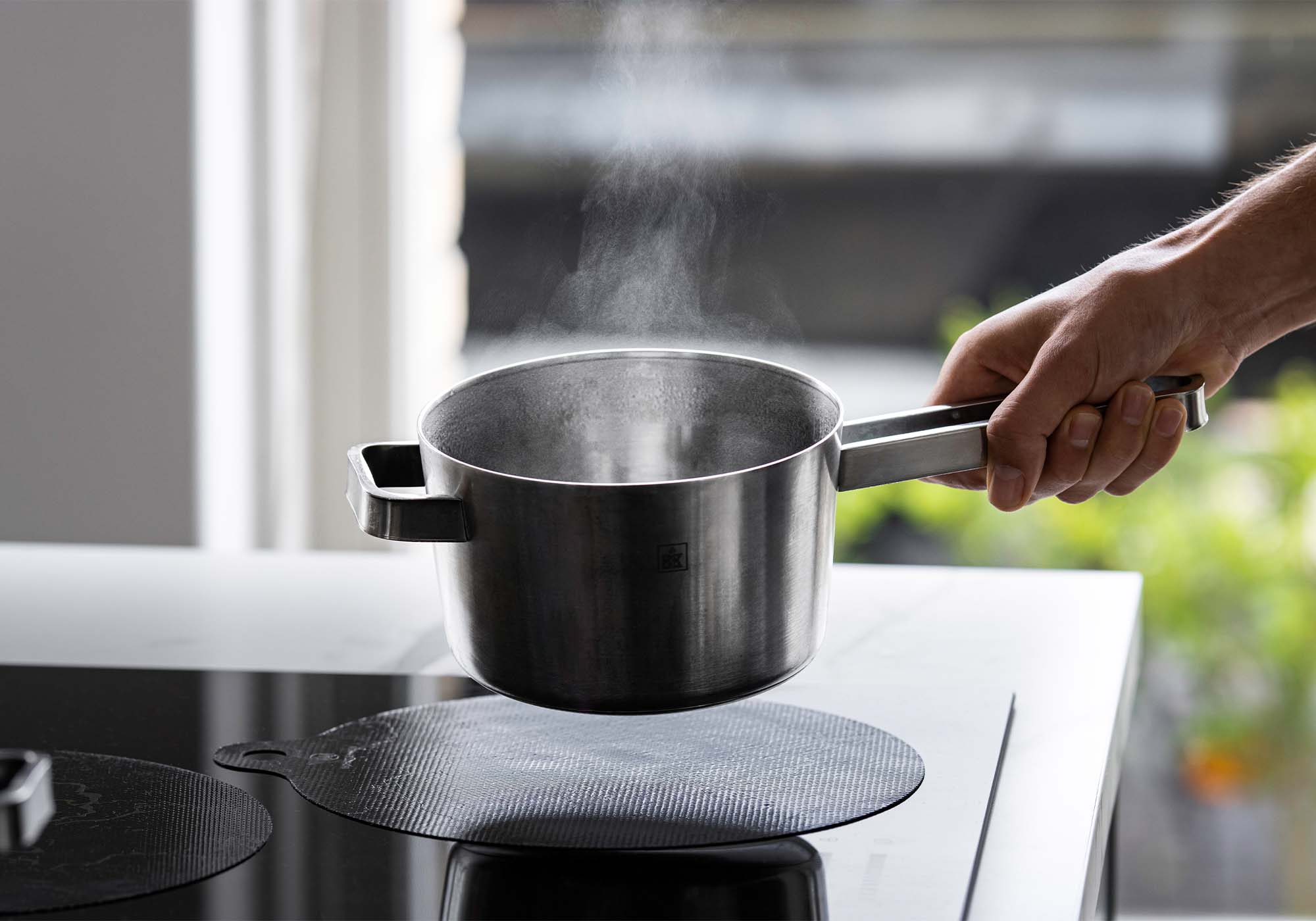 Koken met een inductie beschermer