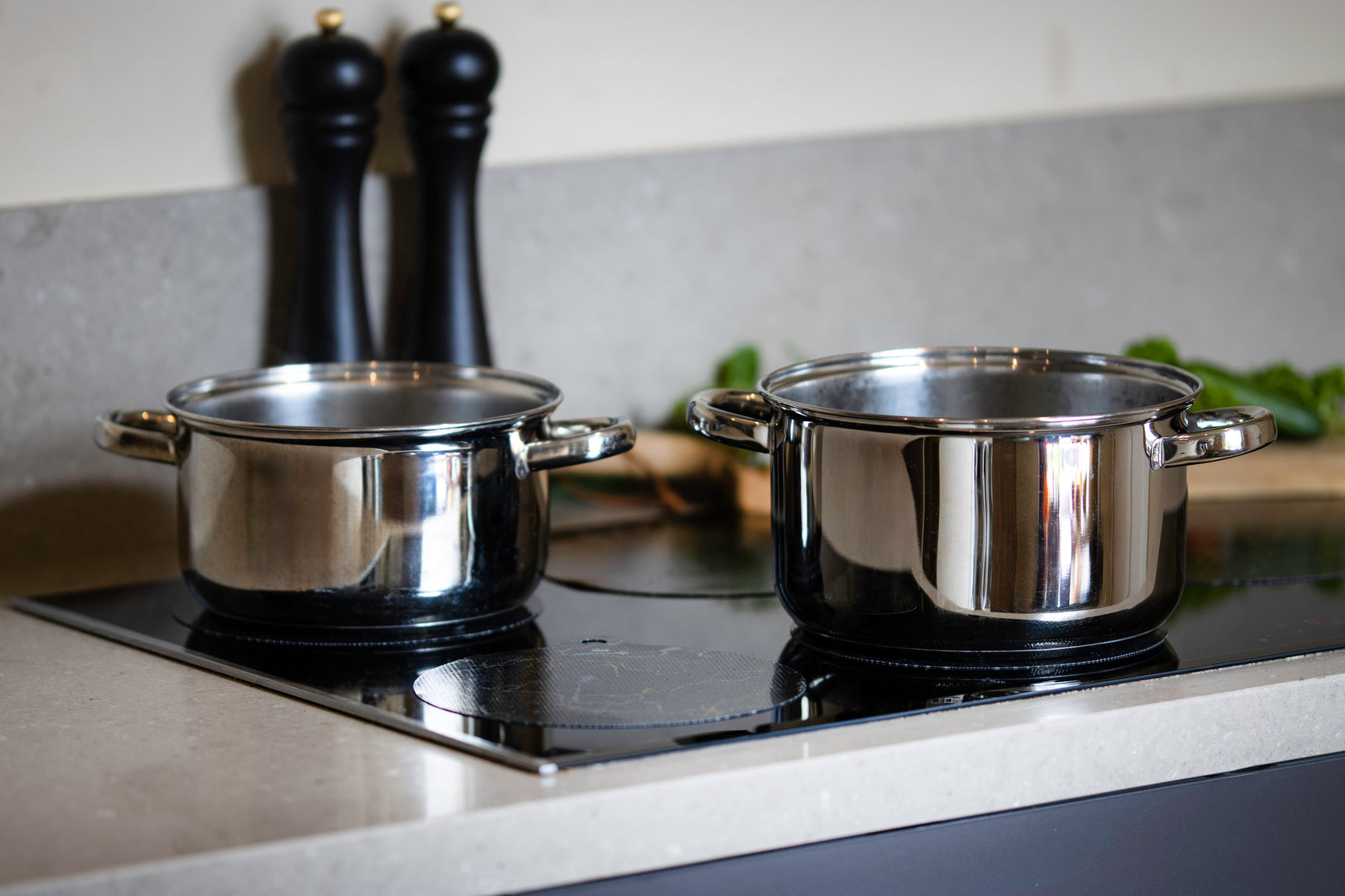 Inductiekookplaat met inductie beschermers